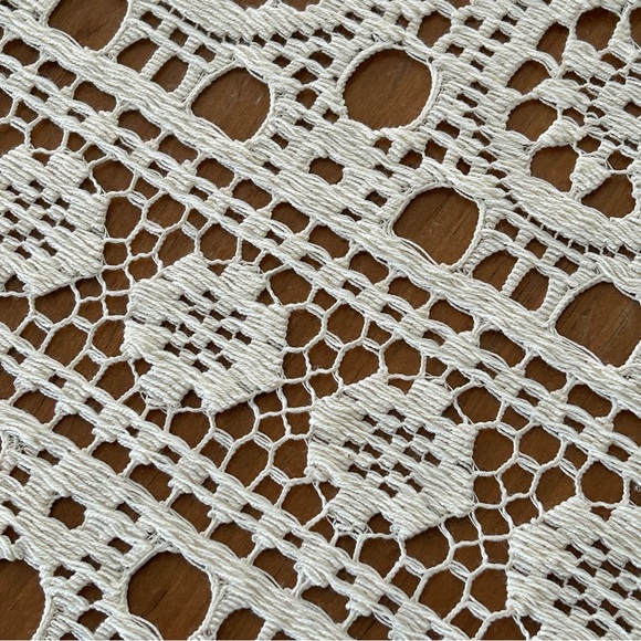 BONFAB Nottingham Lace Tablecloth M3978 Chinese Medallion 54" x 72" Beige/Cream - Picture 5 of 9